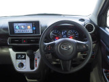 運転席まわり。スイッチやレバー等が使いやすく配置されています。