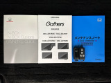 スマートキーは鍵をバッグに入れたままでもドアロックの開閉やエンジンのON・OFFができます。夜間や雨の日も鍵を探さなくて良いので便利です。