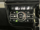 オートエアコンの温度設定等の操作スイッチです。外の天気や気温に合わせて車内を自分に合った温度設定にすることが出来るので快適なドライブが楽しめますよ!!