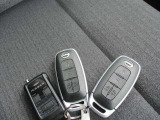 インテリジェントキーを身に着けていれば、ドアハンドルのボタンを押すだけでドアのロック、アンロックが行なえます。キーを差し込まないので両手が塞がっていても開閉が出来ます♪