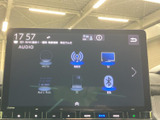 ラジオやテレビ、ディスク、メモリー、Bluetoothなど、選べる音源が画面に並びます。聴きたい音源をアイコンから選択でき、日常の移動時間に合わせて使い分けられます。