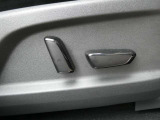 パワーシートになっておりますので、微調節が可能。運転がしやすい姿勢を取ることが出来ます。