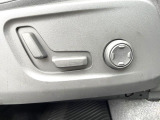 【メモリー機能付きパワーシート】ドライバーごとに設定したシート位置を記憶して、ボタン一つで切り替えできる便利な機能!運転する方が複数名いらっしゃるご家庭におすすめです。