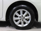 純正のアルミホイール装着車です。タイヤサイズは185/65R15です。