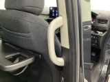 後部座席には乗り降りする際の補助、走行中の揺れを抑えるための手すりも付いております。高齢者や小さいお子様がいるご家庭では重宝されます。