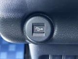 [USBソケット]携帯とナビを接続してお使いいただけます♪