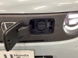 急速充電は車内のボタンを操作して開け、あとは充電コネクターを差すだけで充電開始します。簡単な充電操作と、フタの開け方を変えることで差し間違いを防げる安心感。