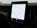 縦型11.2インチのタッチパネル式ディスプレイはカーナビ、運転支援システムや空調、オーディオの設定もこの画面を介して行います。電話のほか、エアコン、シートコントロール、車両設定などもえます。