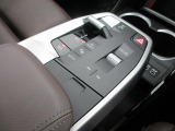 BMWのほぼすべてのモデルで、電子式シフトレバーを採用。手首のスナップだけで簡単に操作が可能。また、スポーツ・マニュアルモードを搭載しており、BMWらしい『意のままに操る』感覚をご体感いただけます。