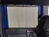 ロールサンシェイドは、太陽光を防ぐので冷房の効きを良くする効果もあるんです。エアコンを控えめにすれば燃費向上も期待できます