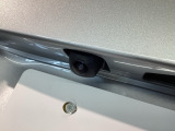 車の後方に小型カメラが付いておりバックする際の後方の様子をモニター上に表示します。