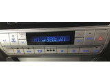 プッシュボタンで切り替え可能なオートエアコンを装備しています