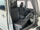 【運転席・助手席】内装ルームクリーニング済みです。しっかり綺麗にしていますので、是非、お確かめください。車に自信があるからこそ、是非一度ご来店頂き内外装も見てもらえると幸いです。