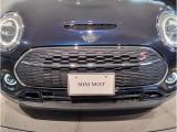 MINIのフロントグリルのデザインはイギリスで生まれた当初から、シルバーのサイドバーが折り重なった伝統的なデザインで御座います。その伝統はBMWのお車になってからでも少しずつ形を変えて守られております