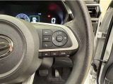 レーダークルーズコントロールを搭載しております。前車との距離をレーダーで測り一定の車間距離とスピードを保つとても便利な機能です。高速道路で楽に安心安全です!