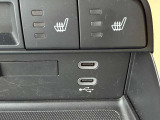 USB端子が2つ差し込めるようになっています!ケーブルを接続することで車内でスマートフォン等の充電が可能に!