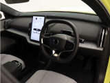 【速度感応式電動パワーステアリング】車速が上がるとステアリングを重くしてハンドル操作をしやすくします。高速道路では、ステアリングは重く、駐車時や低速走行時は軽くなり、わずかな力で操舵できます。