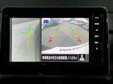 アラウンドビューモニターです。上空からお車の周りを見る感覚で表示されますので、車庫入れも安心です。