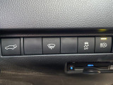 【オートマチックハイビームスイッチ】フロントガラスに設置されたカメラセンサーにより前方車両のランプや街路灯などの明るさを判定し、自動的にハイビームとロービームを切りかえます♪