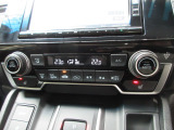 オートエアコンは左右席で独立温度コントロールが可能です。運転席はキンキンに冷やして助手席はマイルドにと言った設定が可能です。暑さ寒さでケンカすることもなくなりますね。