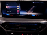 シフトレバー周辺に搭載されたiDrive(ナビのコントローラー)はドライバーの運転姿勢を崩さず、直感的に操作が可能で御座います