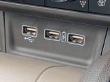 USBジャック搭載しております。純正ナビと連動しているため、接続機器の充電をするとともに音楽再生も可能です!お気に入りのプレイリストを再生して楽しくドライブできますよ!