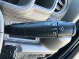 操作感も良好なウインカーレバーは、安全運転をサポートする重要な装備です。スムーズな操作で、周囲へのアピールも効果的です。