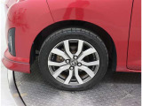 タイヤサイズは175/55R15になります。溝数は約4ミリです。