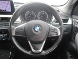 BMWのステアリングのリムは、一般的なものより少し太めにデザインされています。 これはタイヤやステアリングシャフトなどを介して伝わる路面からの入力を、しっかりと把握するためです。