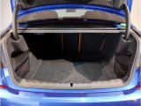 BMWではスペアタイヤが非搭載となるため、スペースは拡大されており、収納スペースとして利用可能。トランクの下にも収納スペースがあり、意外と役に立つスペースでございます。