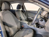 【コックピットシート】BMW車の主役席。車体中央にくる様に配置し車両重心とが一致する事でドライバーと車との一体感あるドライビングを実現。人間工学に基づき形成した形状が長時間のドライブ疲労も軽減します!