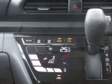 【オートエアコン】一度お好みの温度に設定すれば、車内の温度を検知し風量や温度を自動で調整。暑い&hellip;寒い&hellip;と何度もスイッチ操作をする必要はありません。快適な車内空間には必須の機能ですね♪
