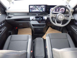セレナは窓ガラスが大きくピラーも細い為周囲の状況も掴みやすく運転のしやすいお車になっております♪