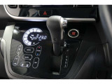 インパネシフトだから視線の移動も少なく足元もスッキリ♪運転席もゆったりしているのでゆとりを持ってドライブできますね!