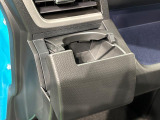 回転式カップホルダー(助手席)も角型パック,ペットボトルなどの丸型に対応。閉じればスマートフォン立てにも使用できます。