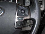 ステアリングスイッチ付きで、運転中に視線を前に向けたまま操作できます。