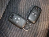 【スマートキー】鍵は2本揃っており、ご家族での共有や紛失時にも安心です。ドアの開錠からエンジン始動までスムーズに行えます。