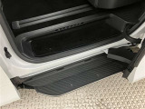 メーカーオプションのユニバーサルステップも装備です。
