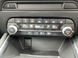温度の設定のみで快適な風量やモードなどを自動調整してくれるフルオートエアコンを装備!