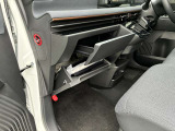 グローブボックス収納です。車検証ブックなどを収納するのにピッタリです♪