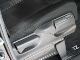 【ハイトアジャスター】レバーの上下操作だけで、座面を運転しやすい高さへ簡単に調節できます。