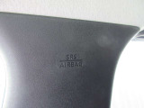 【サイドカーテンエアバッグシステム】 クルマの側面衝突事故の際、乗員の頭部への衝撃を和らげるために、サイドウィンドウ上部から飛び出してカーテンのように広がるエアバッグです。