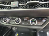 設定した温度を保ってくれるオートエアコン装着車☆いつも車内は快適です。手を伸ばせば自然に触れることができる位置と角度にコントロールスイッチが配置されています♪
