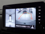 バックモニター付き。車両後方の映像をナビ画面に表示し、駐車などの後退操作をサポートします。