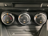 空調スイッチ類は最近流行のタッチパネル式ではなく、運転中でも直感的に操作できるダイヤル式を採用しております。