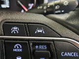 レーンキープコントロール搭載:車線の中央付近を安定して走行するよう車線から外れそうになった時に警告を出したり、ステアリングを調整して車線内に戻す装備です