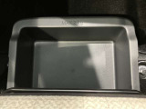 助手席下にも収納スペースあります☆コンパクトなのにたくさん収納があって助かります☆車検証を入れてる方も多い収納スペースです☆