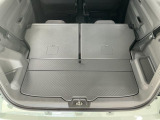 【ラゲージフロア】お客様に気持ち良く乗っていただけるよう、工具を使わず取り外せる部品は全て取り外し清掃しております。シート可動の場合は、シートを動かし裏側まで清掃を行っております。