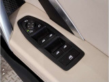 BMWはドアが分厚いです。衝突によりドアがつぶれてしまった場合にも外からいち早くドアを開けれるよう考えられています。数十秒の救出の遅れが命につながりかねない場合、こういった配慮が重要なポイントです。