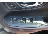 【運転席内ドア 】ミラー操作やウィンドウ開閉スイッチはドライバー目線で配置され、快適な操作性を実現!